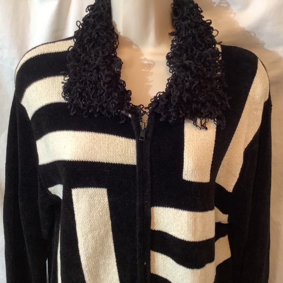 Beautiful Lisa International black/white sweater fringe neck EUC - Picture 4 of 11